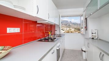 Refrigerador, microondas, horno y cafetera y tetera