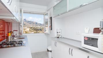 Refrigerador, microondas, horno y cafetera y tetera