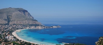 Carini Luxury apartment in the historic center of Carini near the airport and the sea