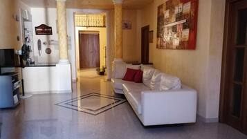 Smart TV, DVD player, livros, videoteca