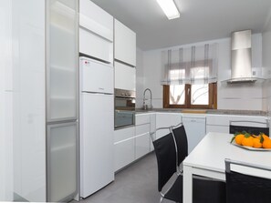 Een koelkast, een microgolfoven, een oven, een vaatwasser