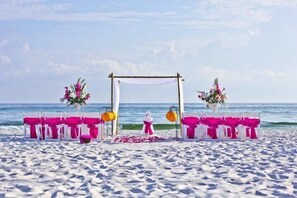 Spiaggia privata, massaggi sulla spiaggia, motonautica, pesca