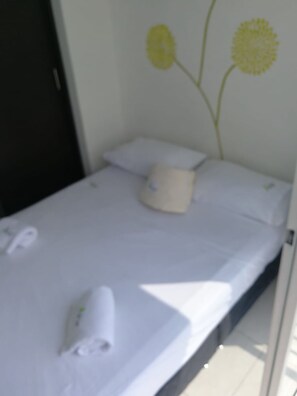 Huoneisto, 2 makuuhuonetta, tupakointi kielletty (1 Double, 2 Single and 1 Sofa Bed) | 2 makuuhuonetta, silitysrauta/-lauta, ilmainen Wi-Fi, vuodevaatteet