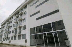 Vista frontal de la propiedad