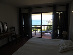 2 bedrooms, iron/ironing board, internet, bed sheets