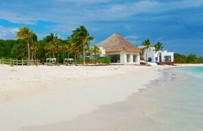 Playa en los alrededores, camastros y toallas de playa 