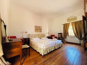 4 slaapkamers, een bureau, een strijkplank/strijkijzer, reisbedje