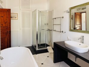 Combined shower/bathtub, hair dryer, towels, soap