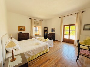 4 Schlafzimmer, Schreibtisch, Bügeleisen/Bügelbrett, Reisekinderbett