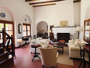 Smart TV, chimenea, libros y estéreo