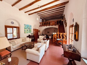 TV connectée, cheminée, livres, chaîne hi-fi