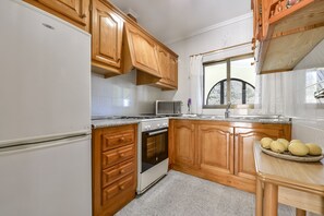 Een koelkast, een microgolfoven, een oven, een vaatwasser