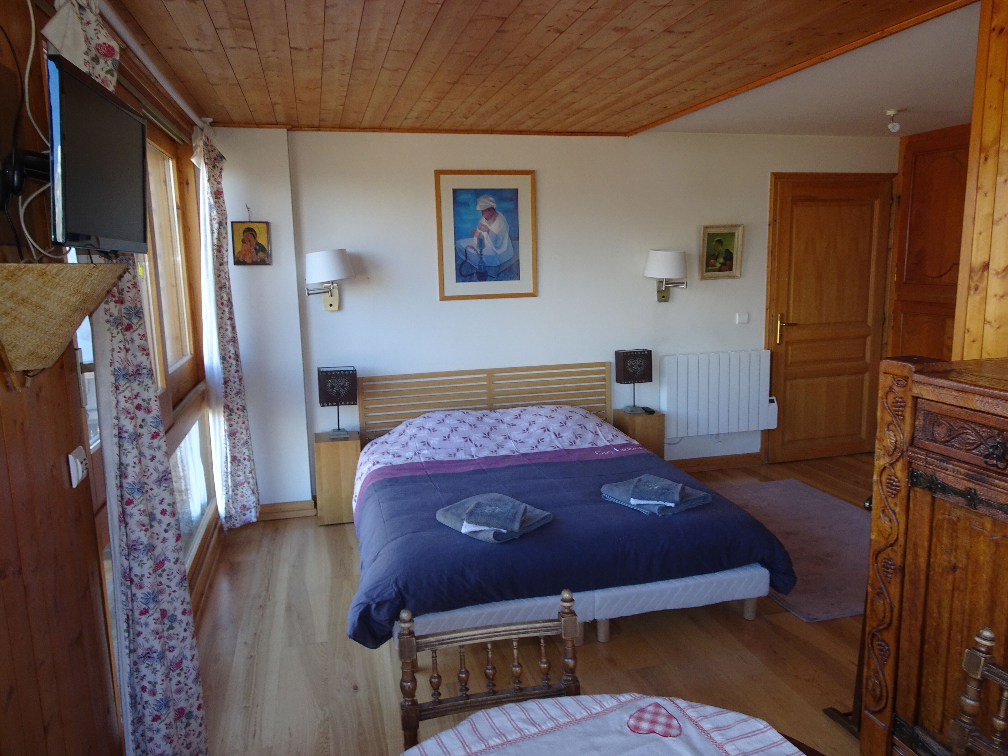 Chambre panoramique du rdc. Lit 160cms , TV et sdb privative.