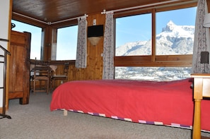 4 bedrooms, in-room safe, iron/ironing board, WiFi