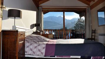 4 chambres, coffres-forts dans les chambres, fer et planche à repasser