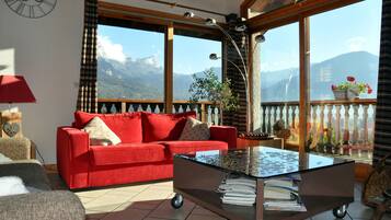 Télévision, cheminée, lecteur de DVD, baby-foot