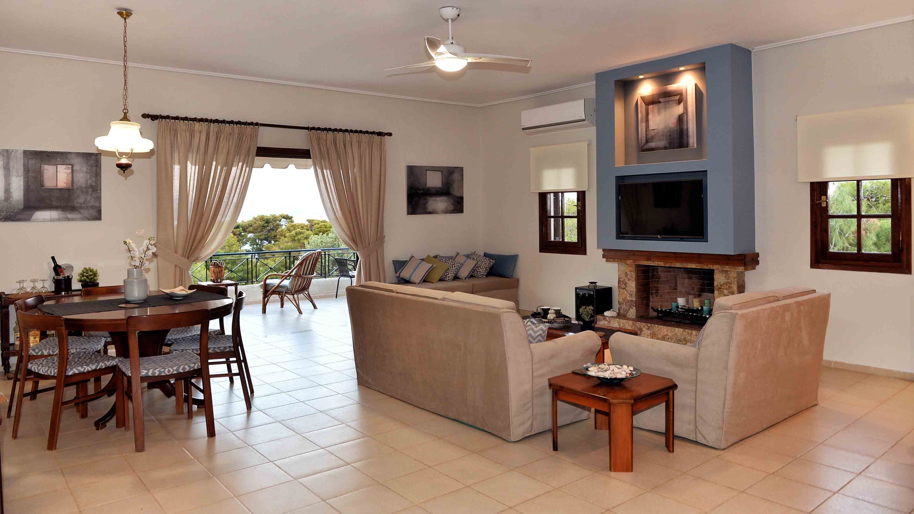 Een televisie, een open haard en een dvd-speler