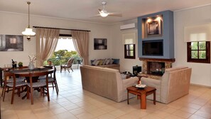 Fernseher, Kamin, DVD-Player