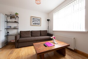 Smart TV, books, video library - Modern Apartment "Woodleigh" Sleeps 4 (London)