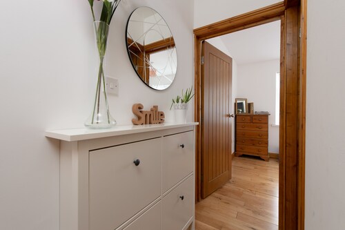 Modern Apartment "Woodleigh" Sleeps 4