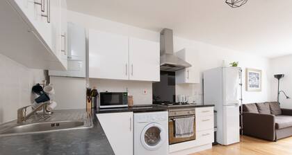 Modern Apartment "Woodleigh" Sleeps 4
