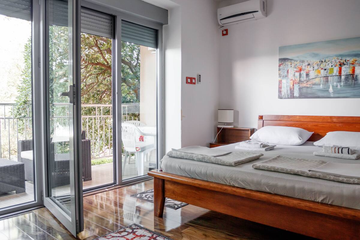 Deluxe Apartment | Blackout drapes, iron/ironing board, WiFi (free), individually furnished