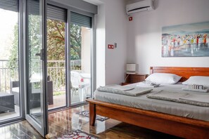 Individually furnished, blackout curtains, iron/ironing board, free WiFi - Sea star Danica (Tivat)