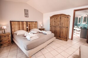 5 habitaciones, tabla de planchar con plancha y cuna de viaje