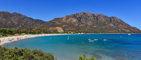Beach nearby, sun loungers, beach towels