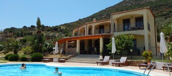 Exceptional villa: 400 m²  for 15 people, with pool