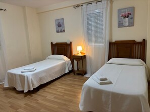4 bedrooms, iron/ironing board, free WiFi, bed sheets - 062 Villa Almendro (Denia)