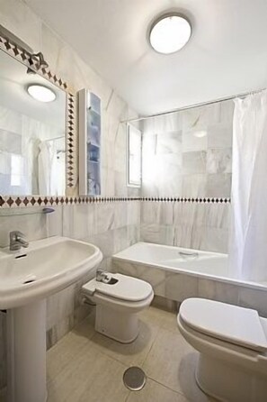 Bathtub, bidet