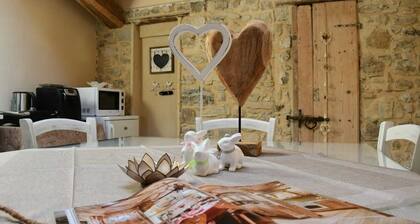 Habitaciones acogedoras dentro de una granja renovada / piscina compartida