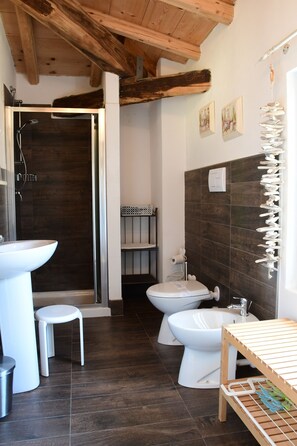 Shower, hair dryer, bidet, towels - Cozy rooms inside a renovated farmhouse / shared pool (Gardone Riviera)