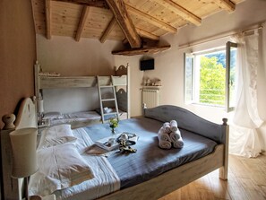 3 bedrooms, iron/ironing board, free WiFi, bed sheets - Cozy rooms inside a renovated farmhouse / shared pool (Gardone Riviera)