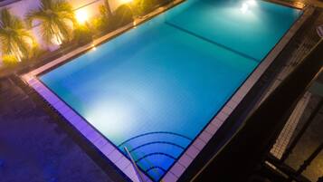 2 outdoor pools