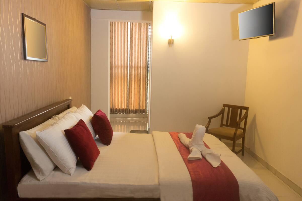 Deluxe Double Room, 1 Queen Bed, Non Smoking | 1 bedroom, desk, iron/ironing board (on request), rollaway beds