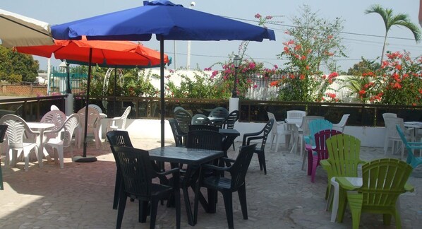 2 ห้องอาหาร, บริการอาหารเช้า อาหารกลางวัน, อาหารท้องถิ่นและนานาชาติ