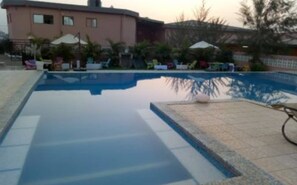 สระว่ายน้ำกลางแจ้ง