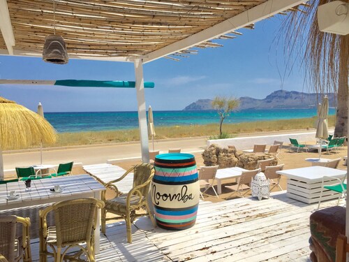 Beautiful villa for 6 people by the sea with a great pool