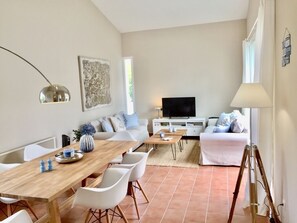 Älytelevisio, DVD-soitin, kirjoja, musiikkikirjasto