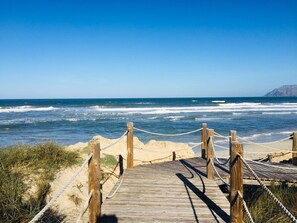 Playa en los alrededores, camastros y toallas de playa 