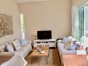 Älytelevisio, DVD-soitin, kirjoja, musiikkikirjasto