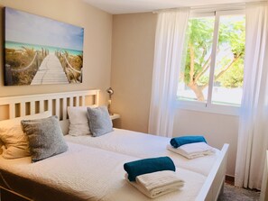 3 makuuhuonetta, tallelokero huoneessa, silitysrauta/-lauta