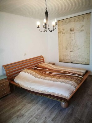 2 bedrooms, iron/ironing board, free WiFi, bed sheets