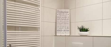 Doccia, asciugacapelli, asciugamani, carta igienica