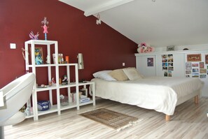 4 bedrooms, iron/ironing board, travel crib, free WiFi