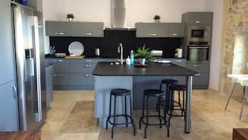 Geladeira, micro-ondas, fogĂŁo, cooktop