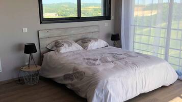 4 bedrooms, iron/ironing board, travel cot, free WiFi