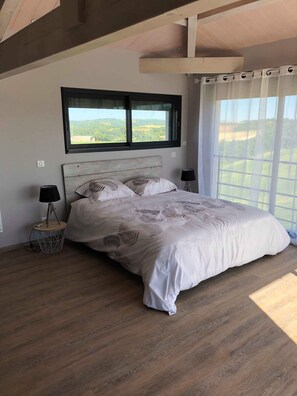 4 habitaciones, tabla de planchar con plancha y cuna de viaje 